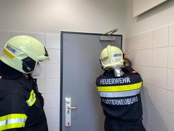 Feuerwehr werkt am Bahnhofsklo