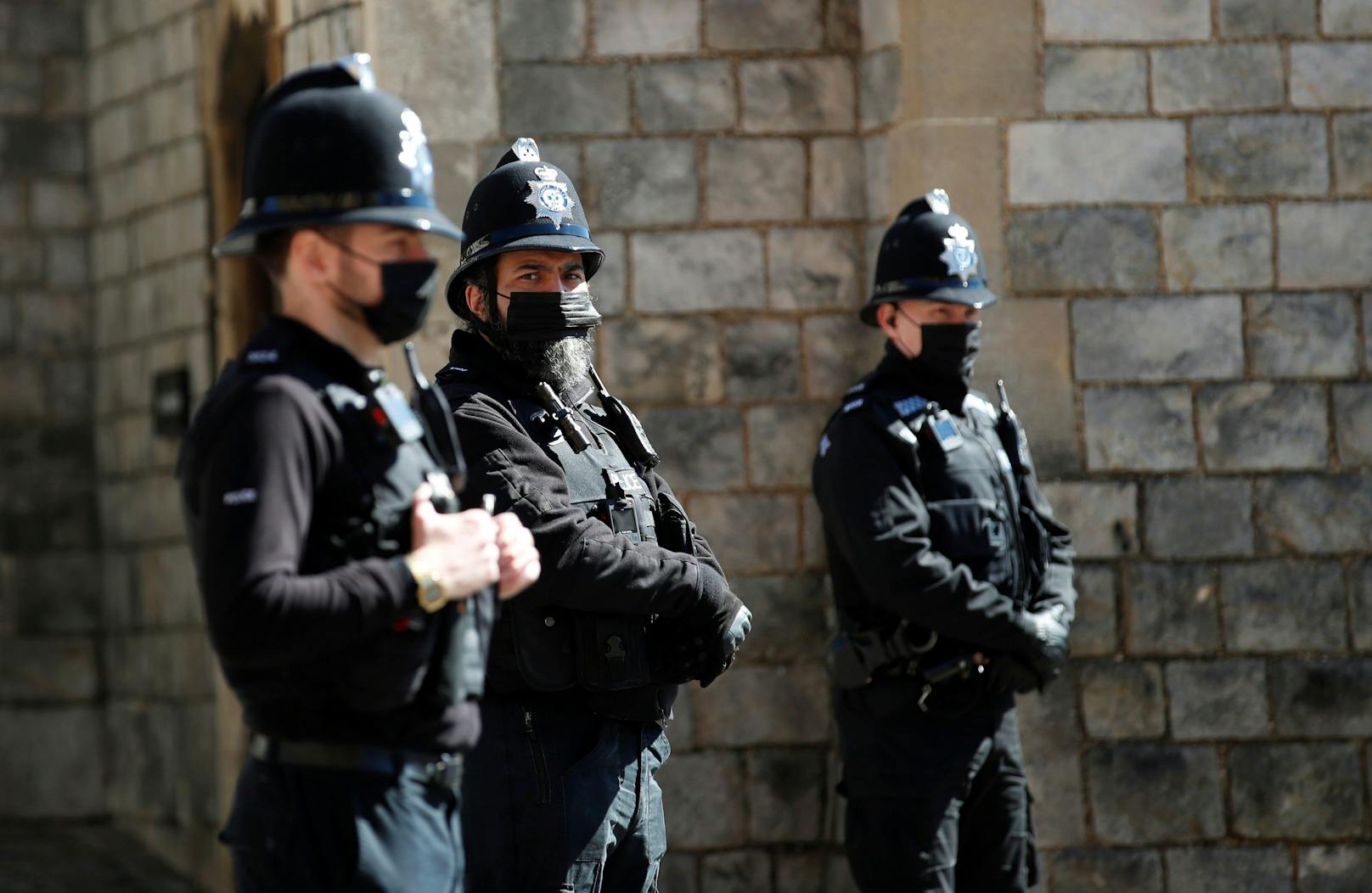 Polizisten in der Nähe von Windsor Castle am Tag der Beerdigung von Prinz Philip.