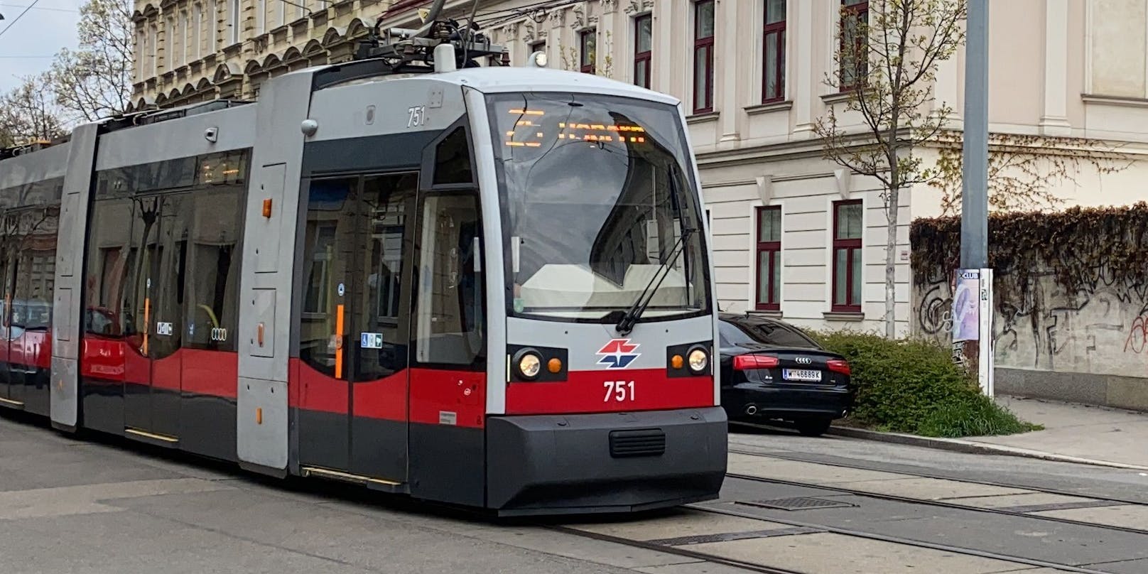 Eine Autolenkerin rammte auf der Schloßhofer Straße (Wien-Floridsdorf) eine Straßenbahn, die Frau musste verletzt ins Spital gebracht werden.