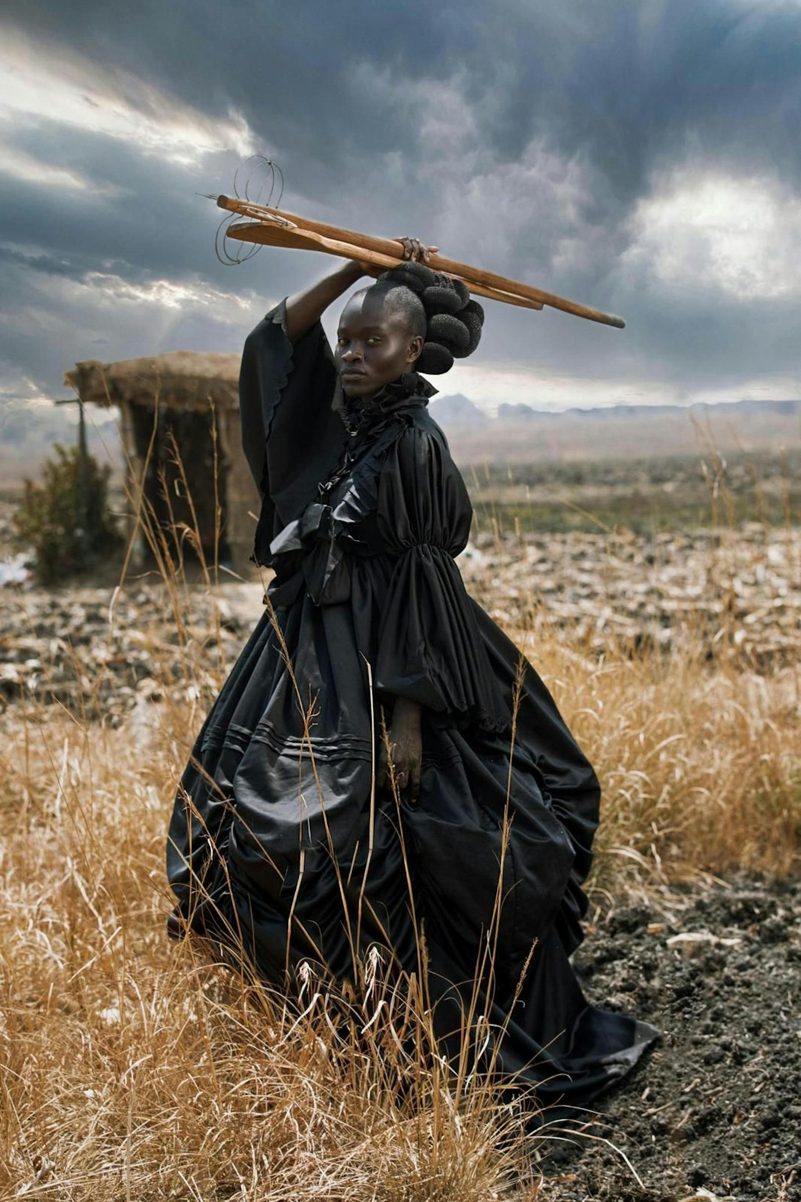 <strong>SWPA "Open Photographer of the Year 2021": Tamary Kudita, Simbabwe.</strong><br> Ihr Porträt "African Victorian", das sie in der Kategorie Kreativ eingereicht hatte, zeigt eine junge schwarze Frau in viktorianischer Kleidung, die traditionelle Shona-Kochutensilien in der Hand hält. Das Bild hinterfragt die stereotype Kontextualisierung des schwarzen weiblichen Körpers und bietet eine alternative visuelle Sprache, durch die eine vielschichtige afrikanische Identität präsentiert wird. Das Porträt sei "eine Hommage an das Heute, das zugleich in der Geschichte wurzelt", so Kudita.