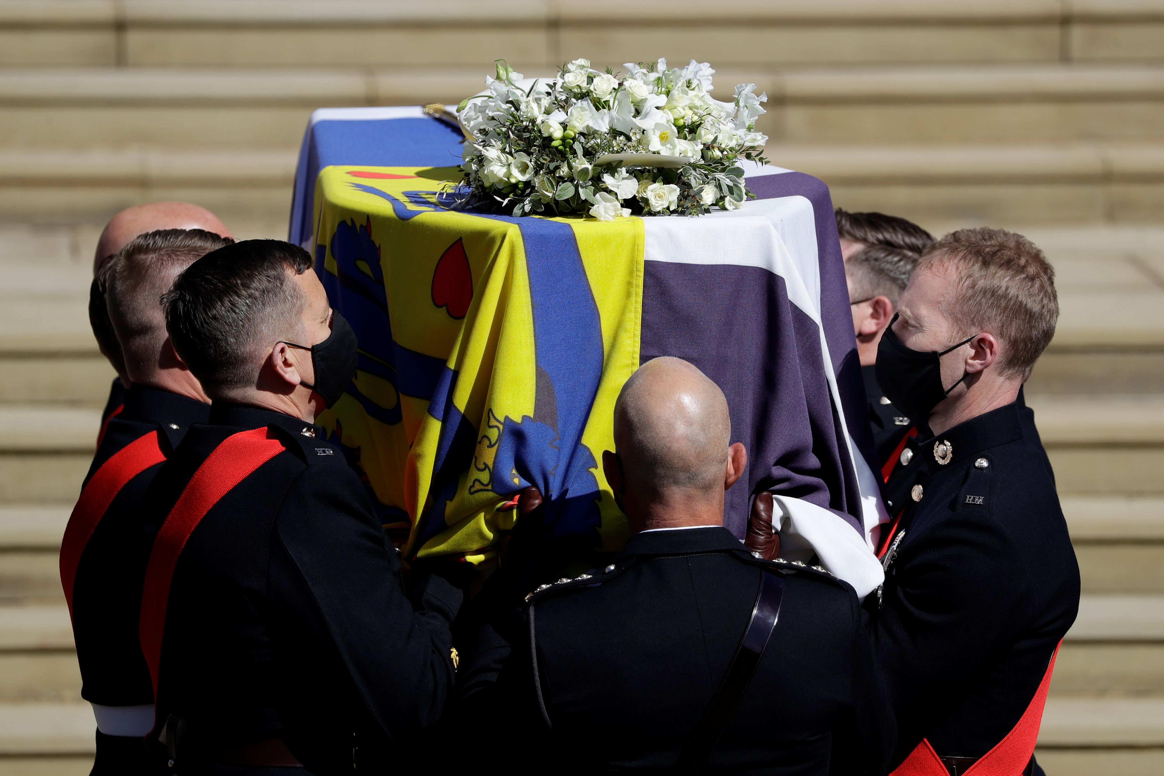 Hier wird der Sarg von Prinz Philip getragen.