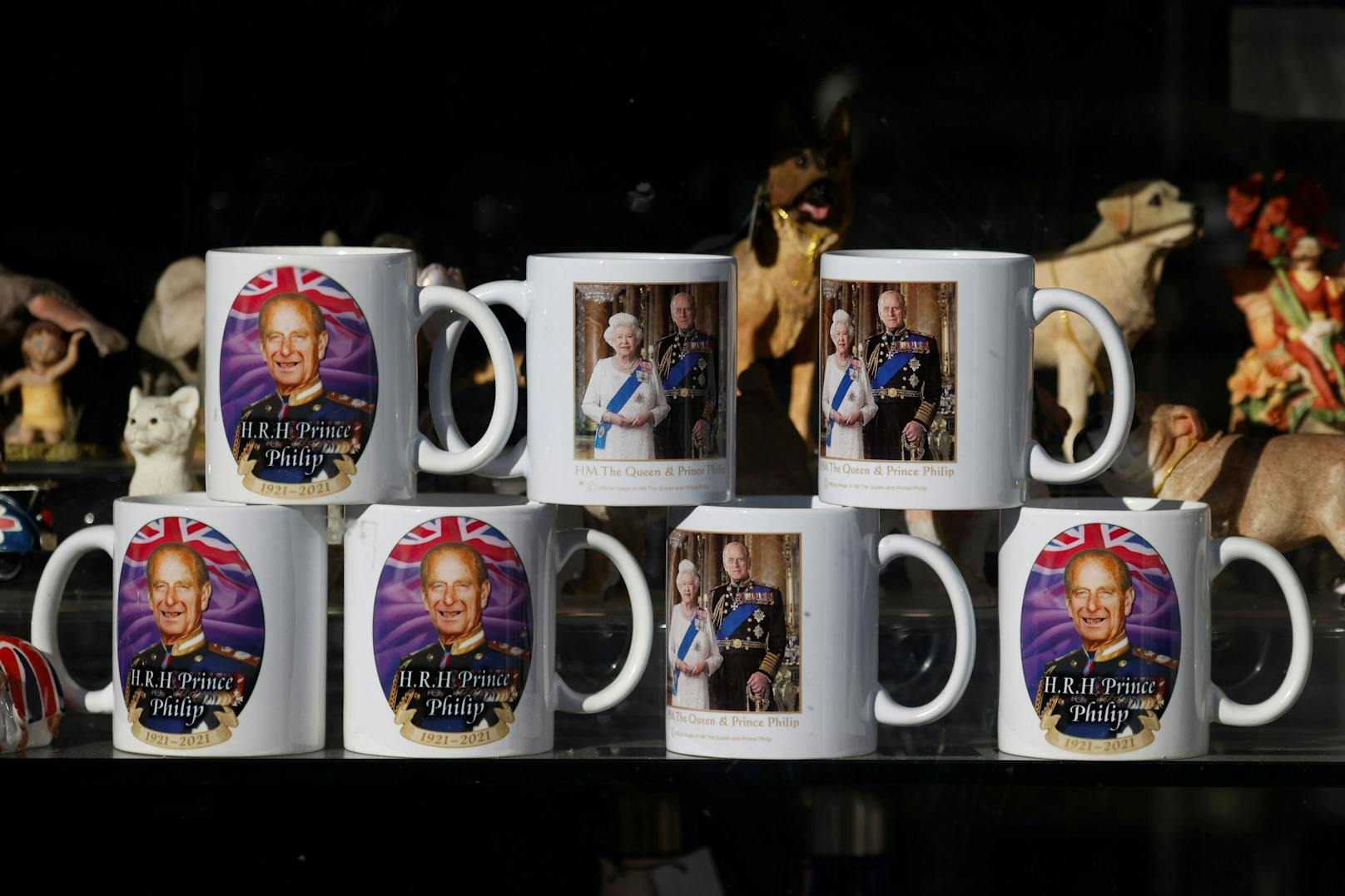 In der Nähe von Windsor Castle werden Tassen mit Bildern von Prinz Philip verkauft.