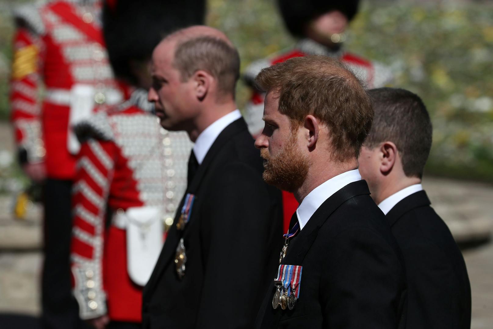 Prinz Harry und Prinz William bei der Trauerfeier von Prinz Philip.