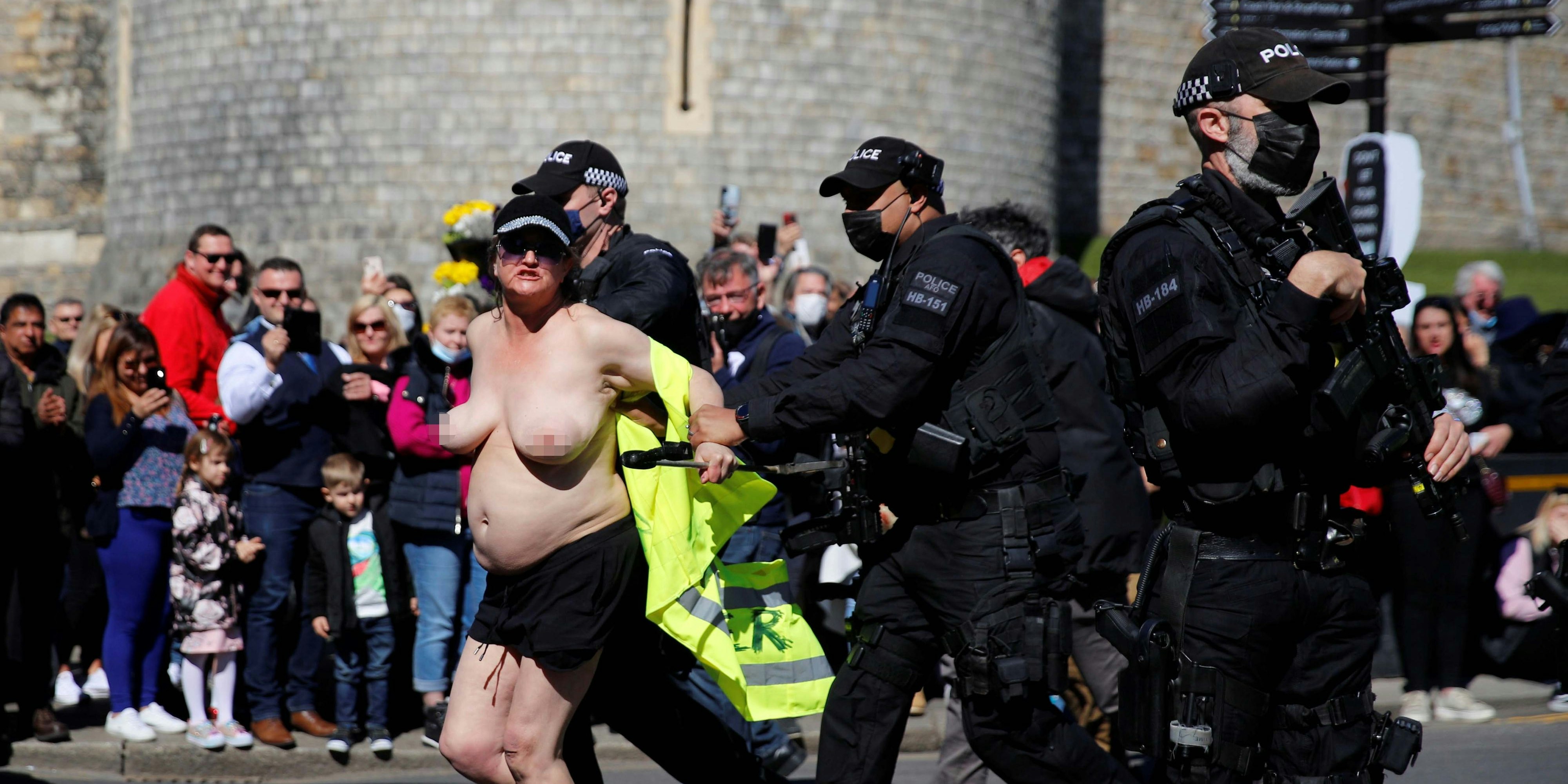 Eine Frau protestierte nackt während der Trauerfeier in der Nähe von Schloss Windsor.
