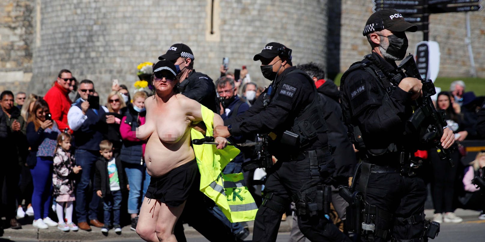 Eine Frau protestierte nackt während der Trauerfeier in der Nähe von Schloss Windsor.