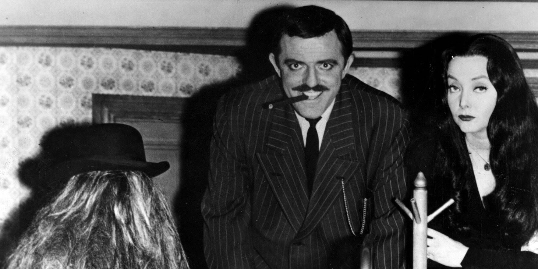 ADDAMS FAMILY, Felix Silla, John Astin, Carolyn Jones, 1964-1966 Courtesy Everett Collection ACHTUNG AUFNAHMEDATUM GESCHÄTZT PUBLICATIONxINxGERxSUIxAUTxONLY Copyright: xCourtesyxEverettxCollectionx TBDADFA EC014