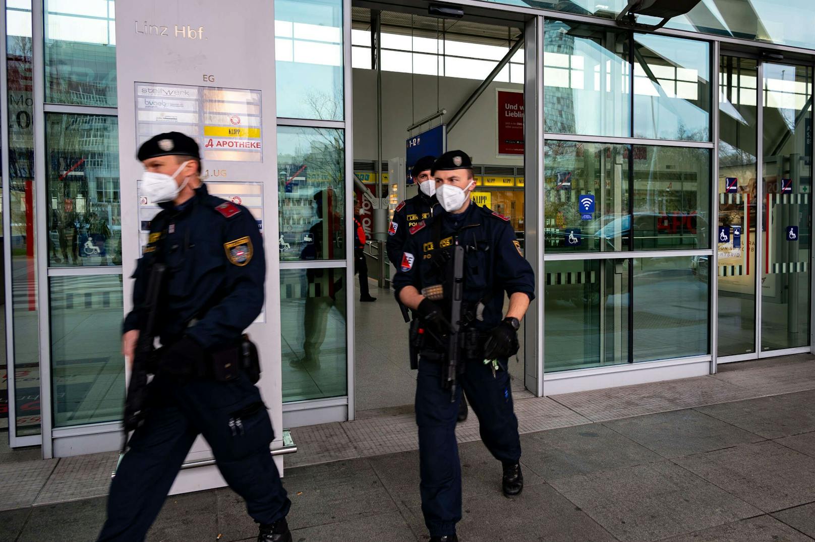 Eine Bombendrohung in einem Zug von Wien nach Vorarlberg hat Samstagmittag auf dem Linzer Hauptbahnhof einen Großeinsatz der Polizei ausgelöst.