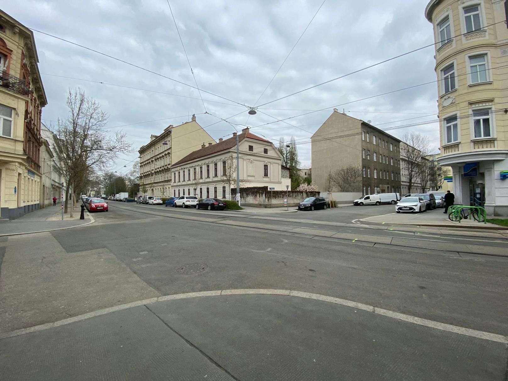 Ein 28-jähriger Fahrer einer Straßenbahn fuhr am Freitag kurz nach 16 Uhr auf der Schloßhofer Straße in Fahrtrichtung Endstation "Kagran" und ...&nbsp;