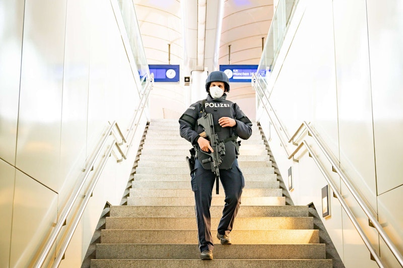 Zahlreiche Polizisten umstellten den Zug und stürmten schließlich den Waggon, in dem sich der Mann aufhielt.