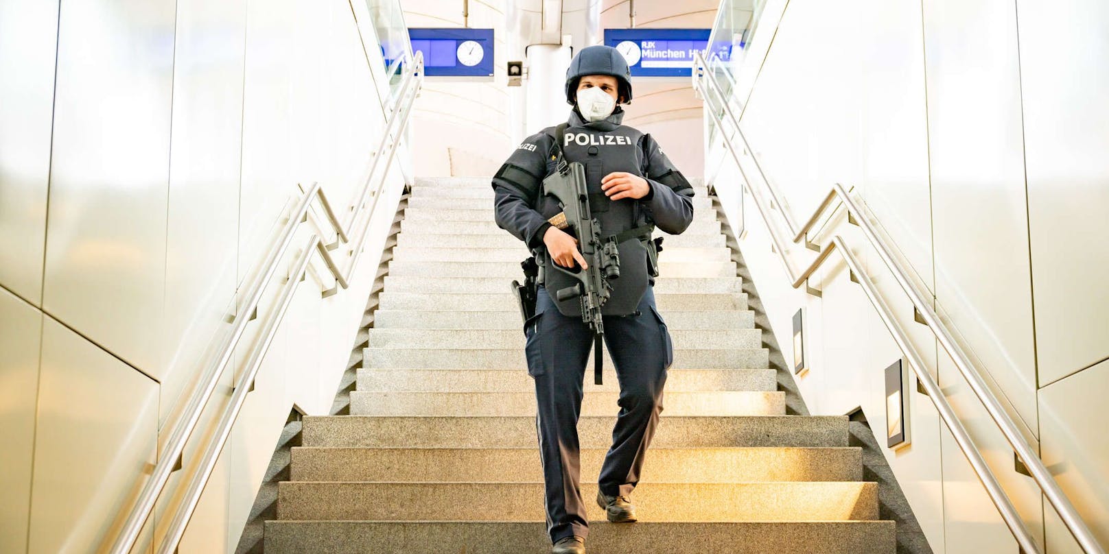 Eine Bombendrohung in einem Zug von Wien nach Vorarlberg hat am Samstagmittag auf dem Linzer Hauptbahnhof einen Polizeigroßeinsatz ausgelöst.