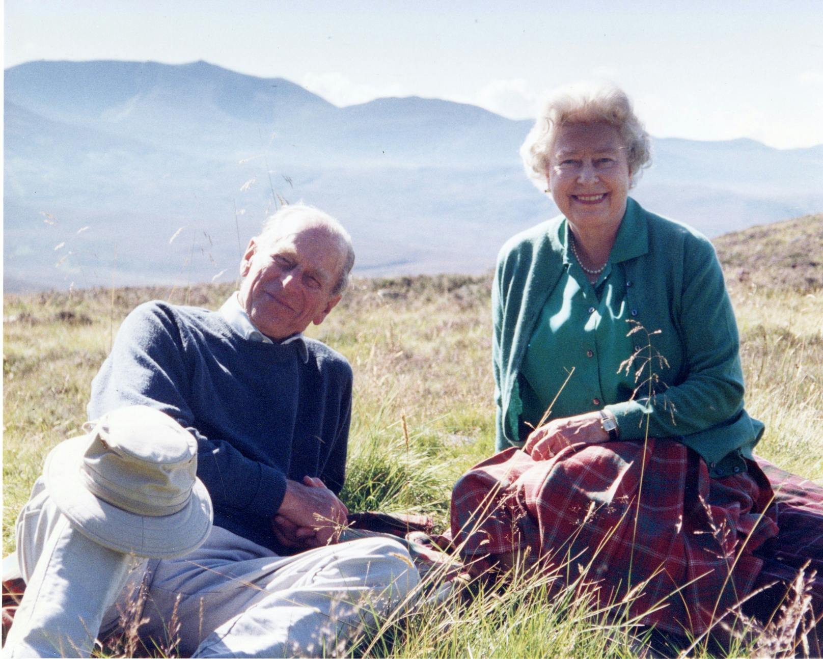 Einen Tag vor der Trauerfeier hat der britische Hof noch einmal ein Bild aus dem privaten Familienalbum veröffentlicht. Es zeigt den Verstorbenen mit Queen Elizabeth im schottischen Hochland – entspannt, lächelnd, auf einer Wiese sitzend. 