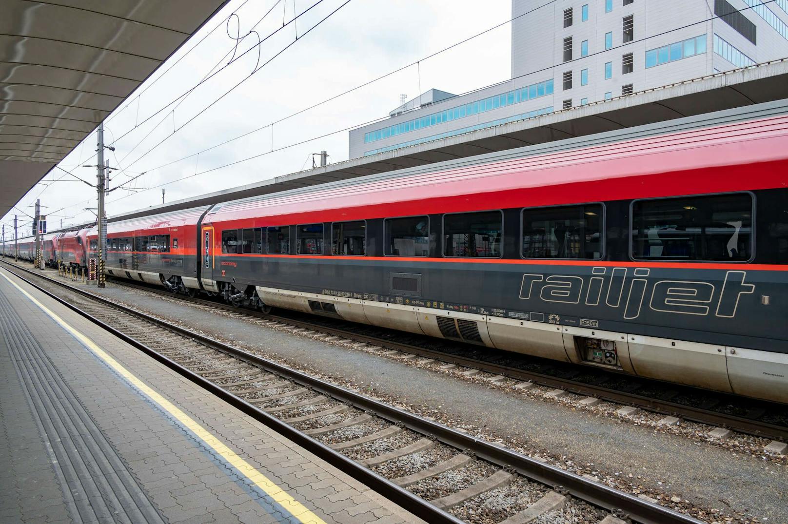 In einem Zug, der von Wien nach Vorarlberg unterwegs war, kam es am Samstagmittag zu einem schweren Zwischenfall.