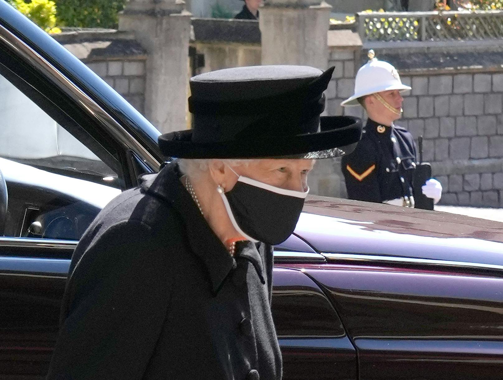 Ein erstes Foto von der Queen auf der Trauerfeier.