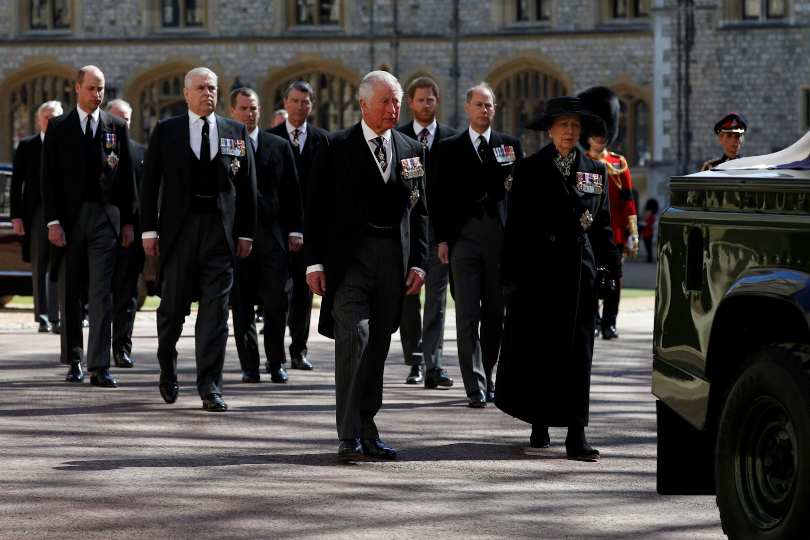 Prinz Charles, Prinzessin Anne, Prinz Harry, Prinz William und weitere Mitglieder der Royal-Family auf dem Weg zur Kapelle.