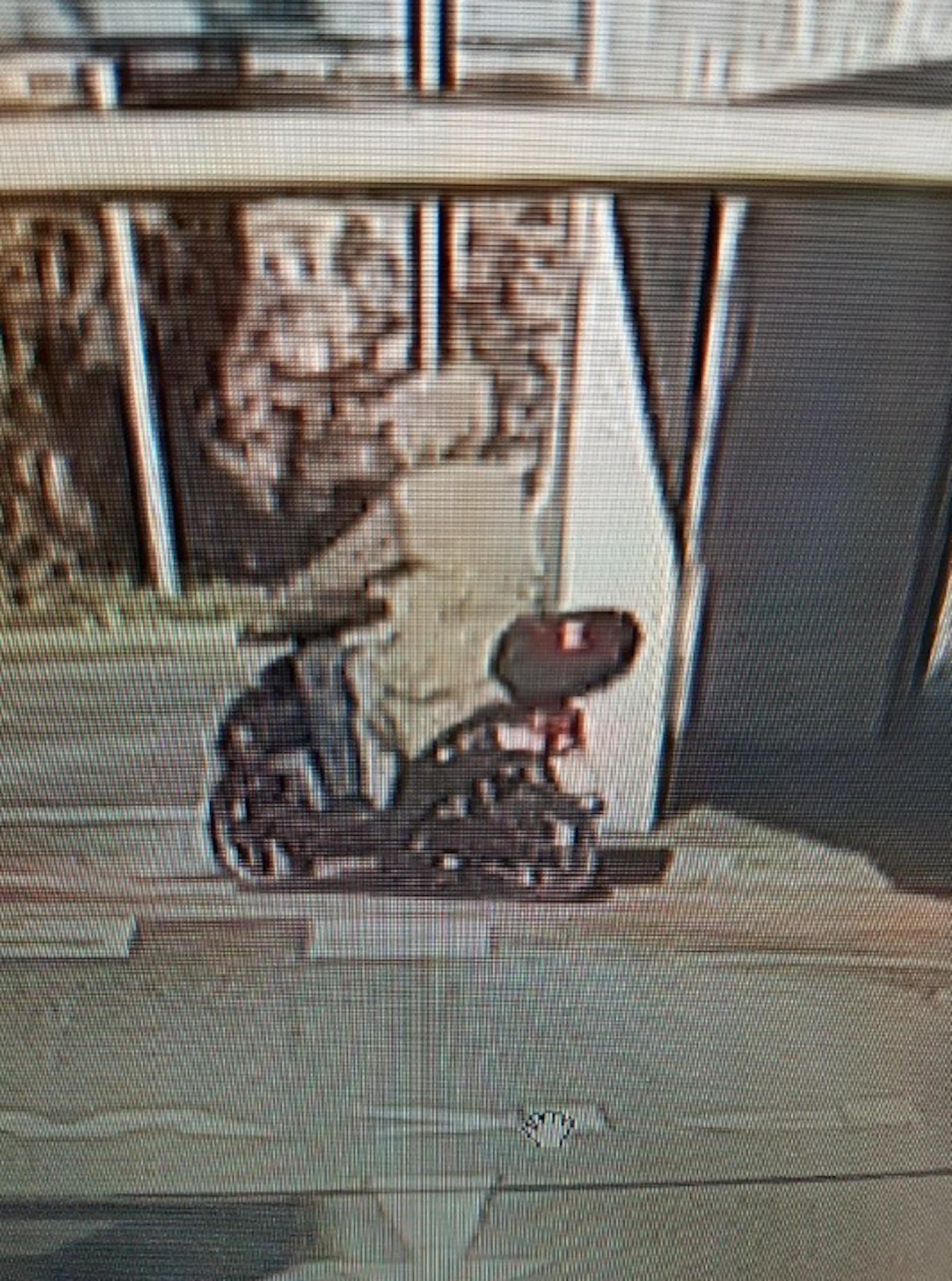 Der Täter flüchtete auf einem E-Moped.