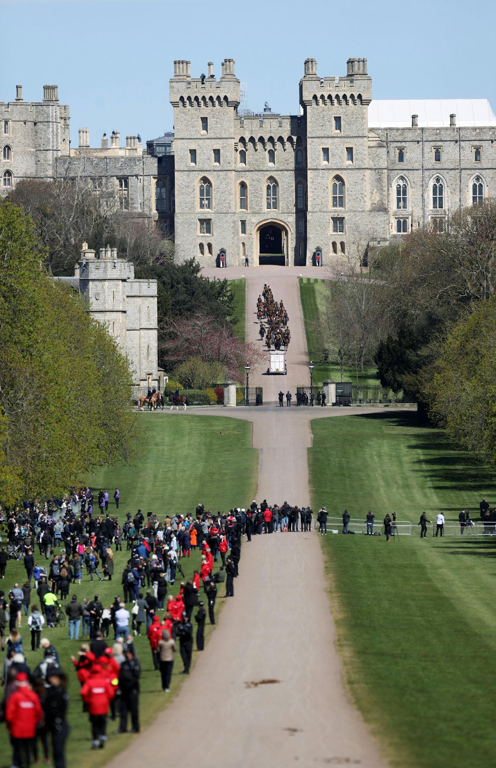 Mitglieder von "The Kings Troop Royal Horse Artillery" auf dem Weg zu Schloss Windsor. 