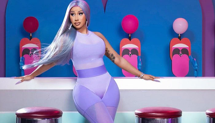 Cardi B hat sich mit Reebok zusammen getan und eine Streetstyle-Kollektion auf den Markt gebracht.