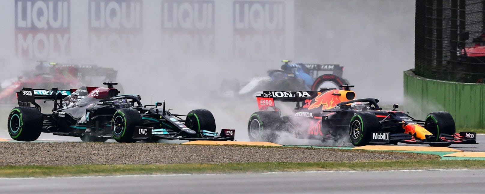 Max Verstappen und Lewis Hamilton kollidierten in der ersten Kurve des Rennens. 