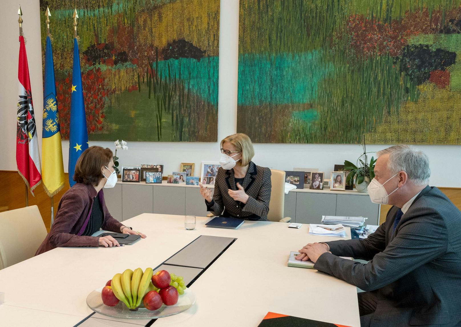 Europaministerin Karoline Edtstadler, Landeshauptfrau Johanna Mikl-Leitner und EU-Landesrat Martin Eichtinger