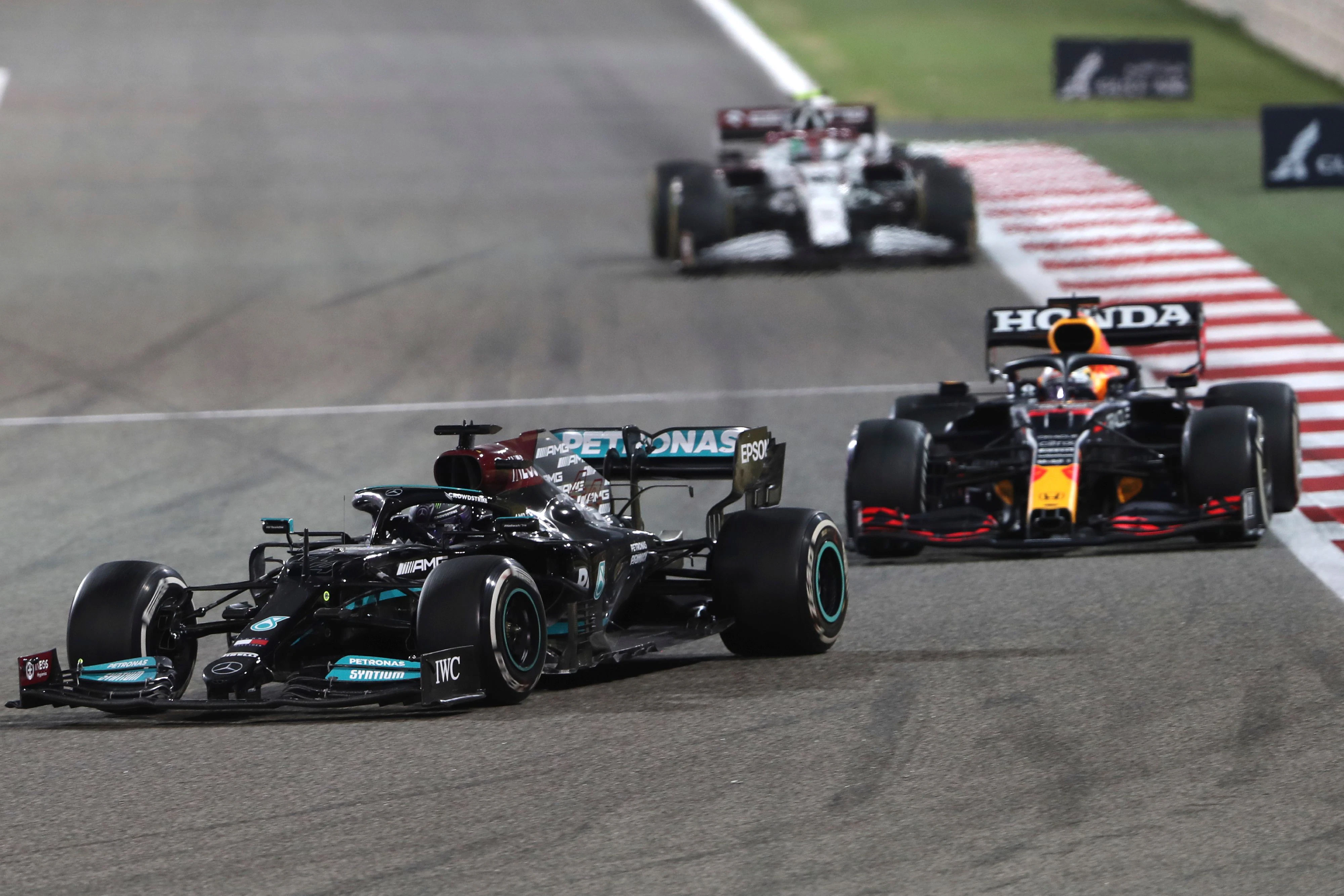 Lewis Hamilton und Max Verstappen kämpfen in Imola um den Sieg.