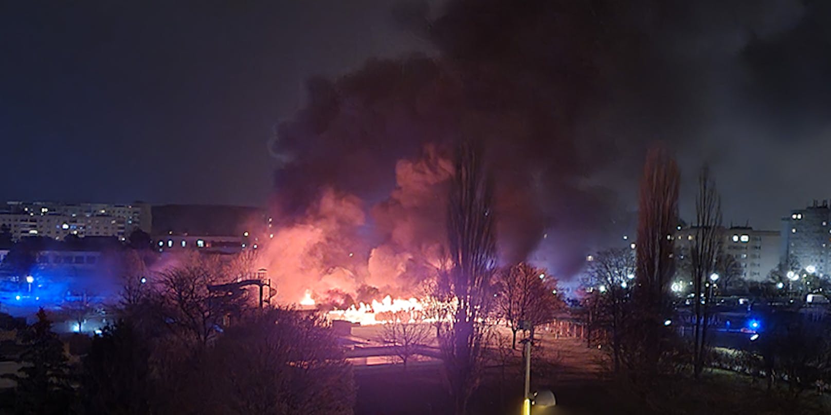 Das Großfeldbad in Wien-Floridsdorf brannte Samstagnachr