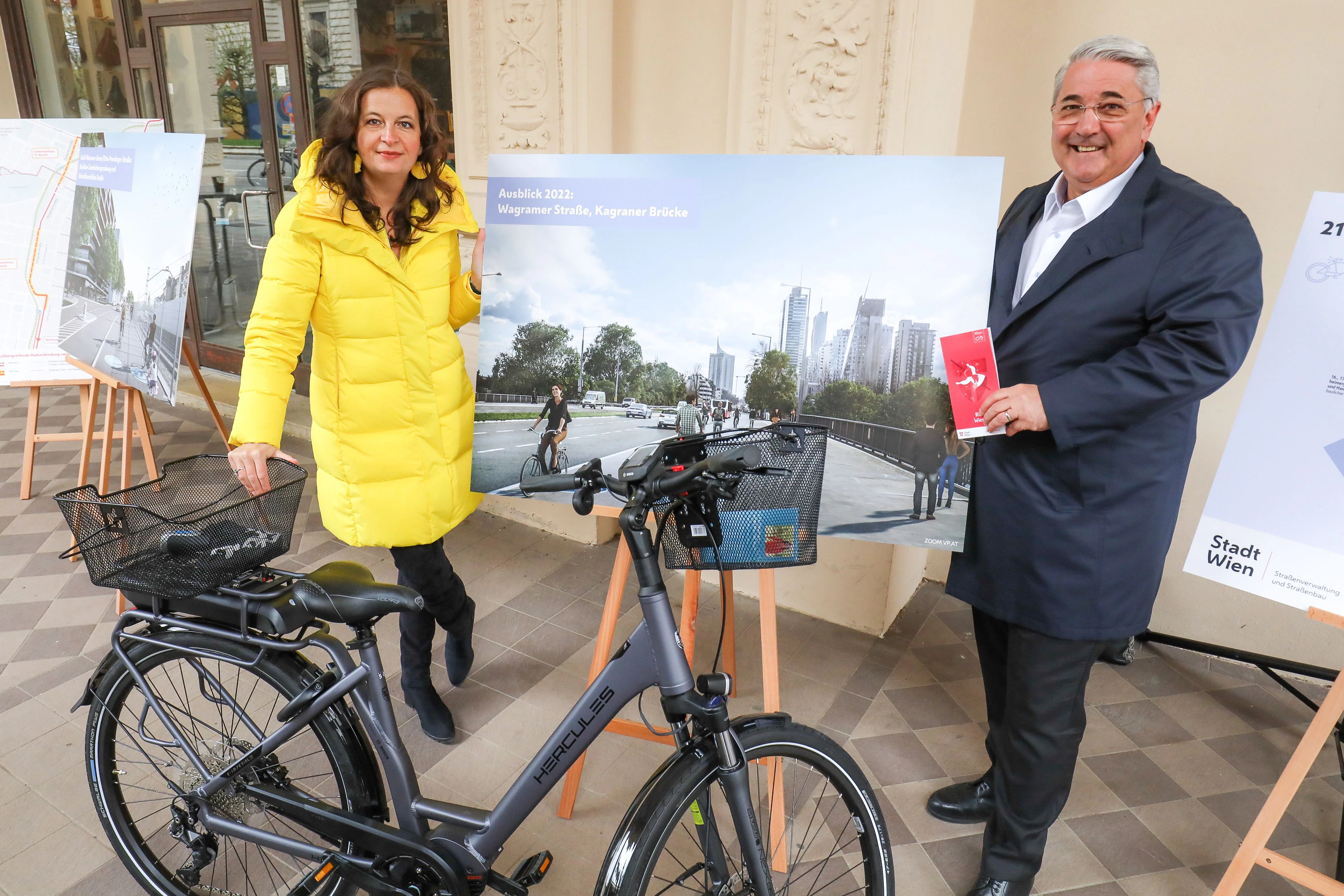 Mobilitätsstadträtin Ulli Sima und Donaustädter Bezirksvorsteher Ernst Nevrivy (beide SPÖ) präsentierten das Programm für das Wiener Radverkehrsnetz 2021