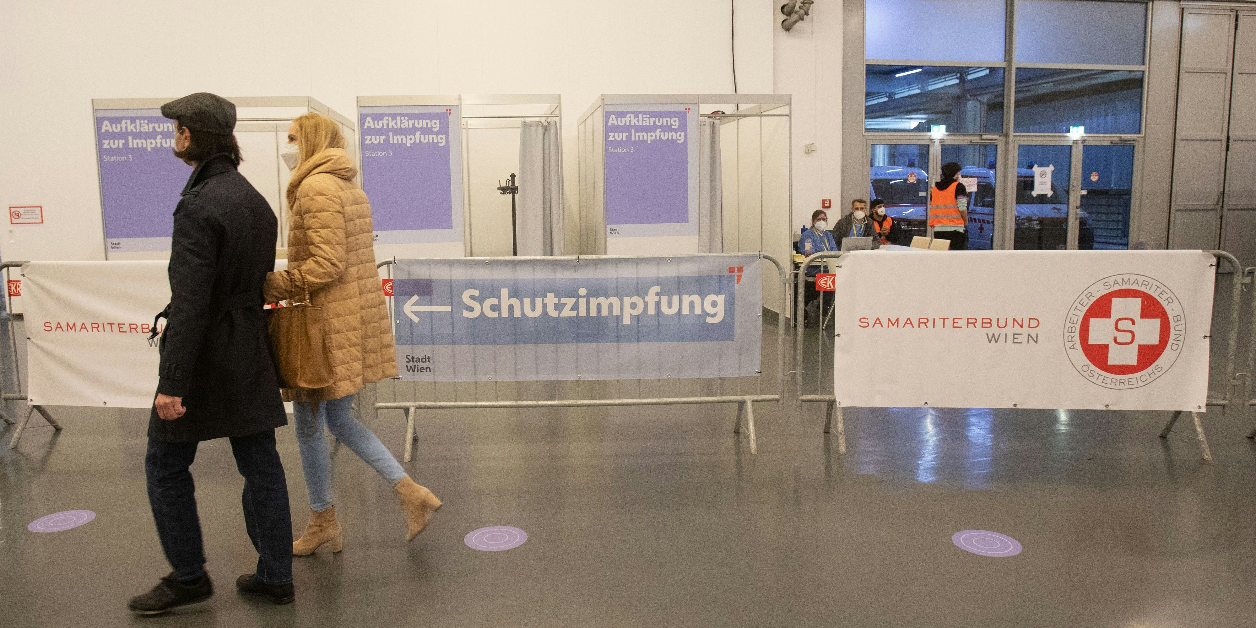 Download von www.picturedesk.com am 18.04.2021 (08:42).  ÖSTERREICH; WIEN; 20210416; Menschen am Weg zu der Corona Virus (COVID-19) Impfstrasse im Austria Center Vienna (ACV) in Wien am 16. April 2021. Die Impfstrasse im ACV ist die grösste in Österreich. /// AUSTRIA; VIENNA; 20210416; People on the way to the Corona Virus (COVID-19) vaccination center in the Austria Center Vienna (ACV) in Vienna on April 16, 2021. The vaccination center in the ACV is the largest in Austria. - 20210416_PD3173 - Rechteinfo: Rights Managed (RM)