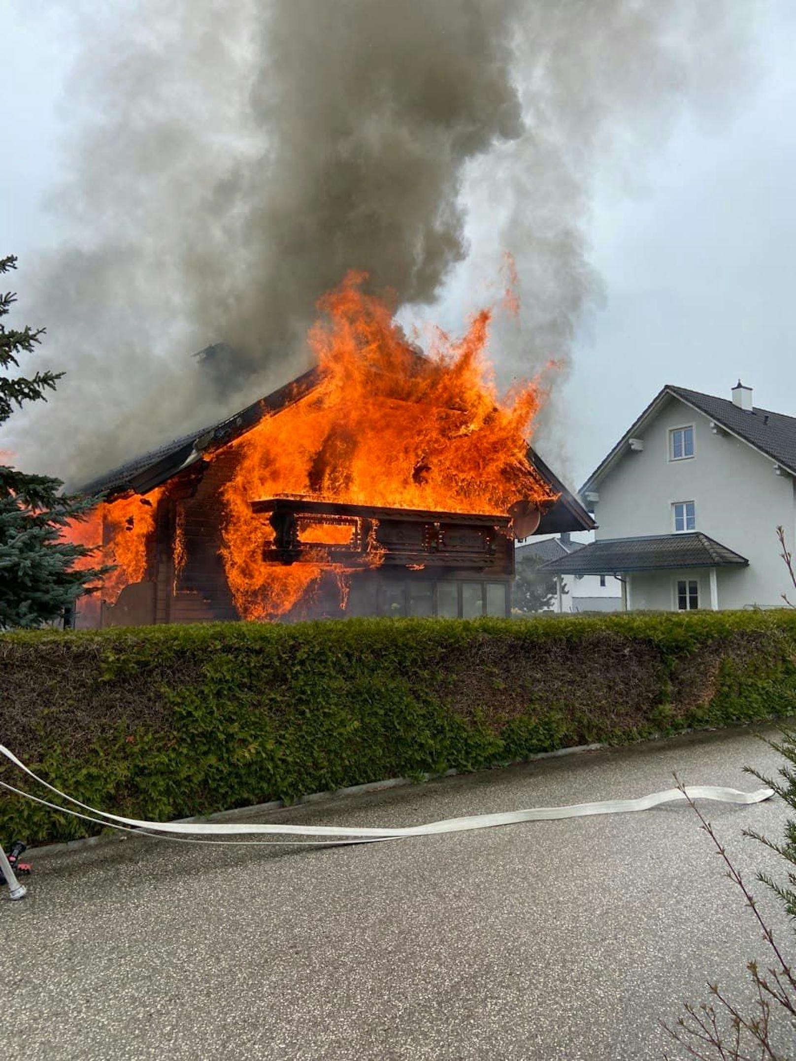 Als die Feuerwehr vor Ort eintraf, stand das Wohnhaus bereits in Vollbrand.