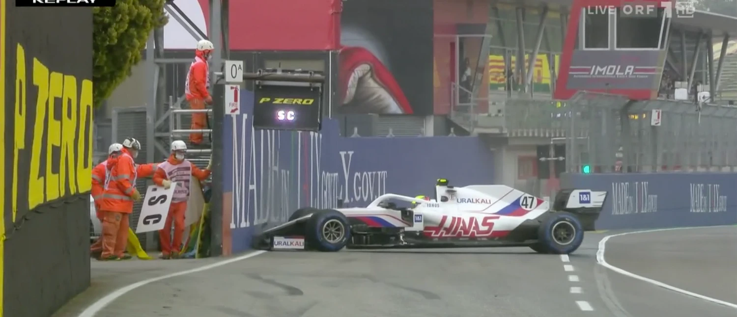 Mick Schumacher verliert sein Auto.