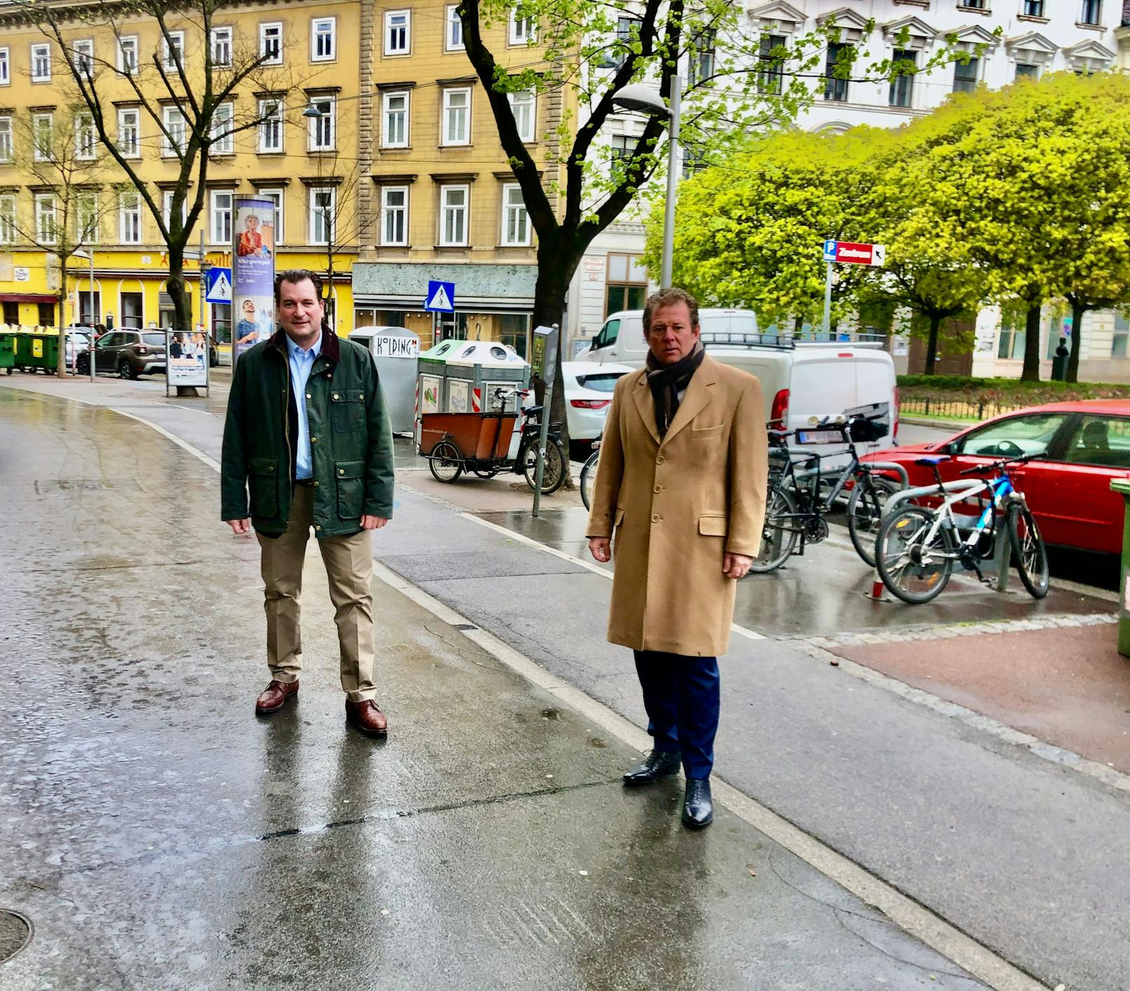 Der Klubobmann der ÖVP Wien Johannes Pasquali (l.) und der Verkehrssprecher der ÖVP Wien Wolfgang Kieslich fordern eine bindende Bürgerbefragung zum Umbau der Favoritenstraße.