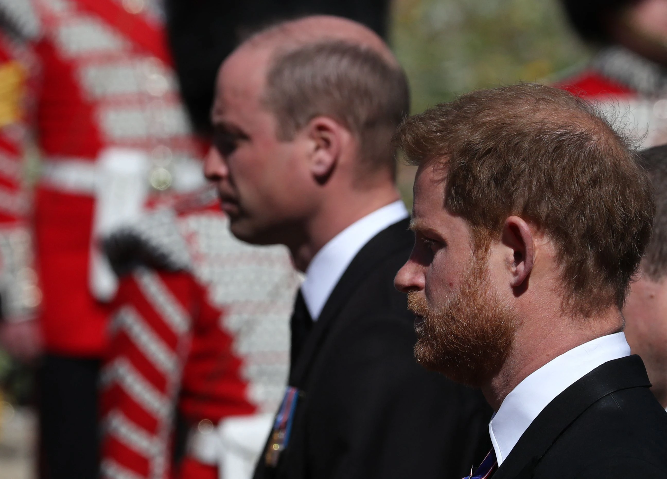 William und Harry nebeneinander. Bei dem Begräbnis von Prinz Philip sprachen beide miteinander.