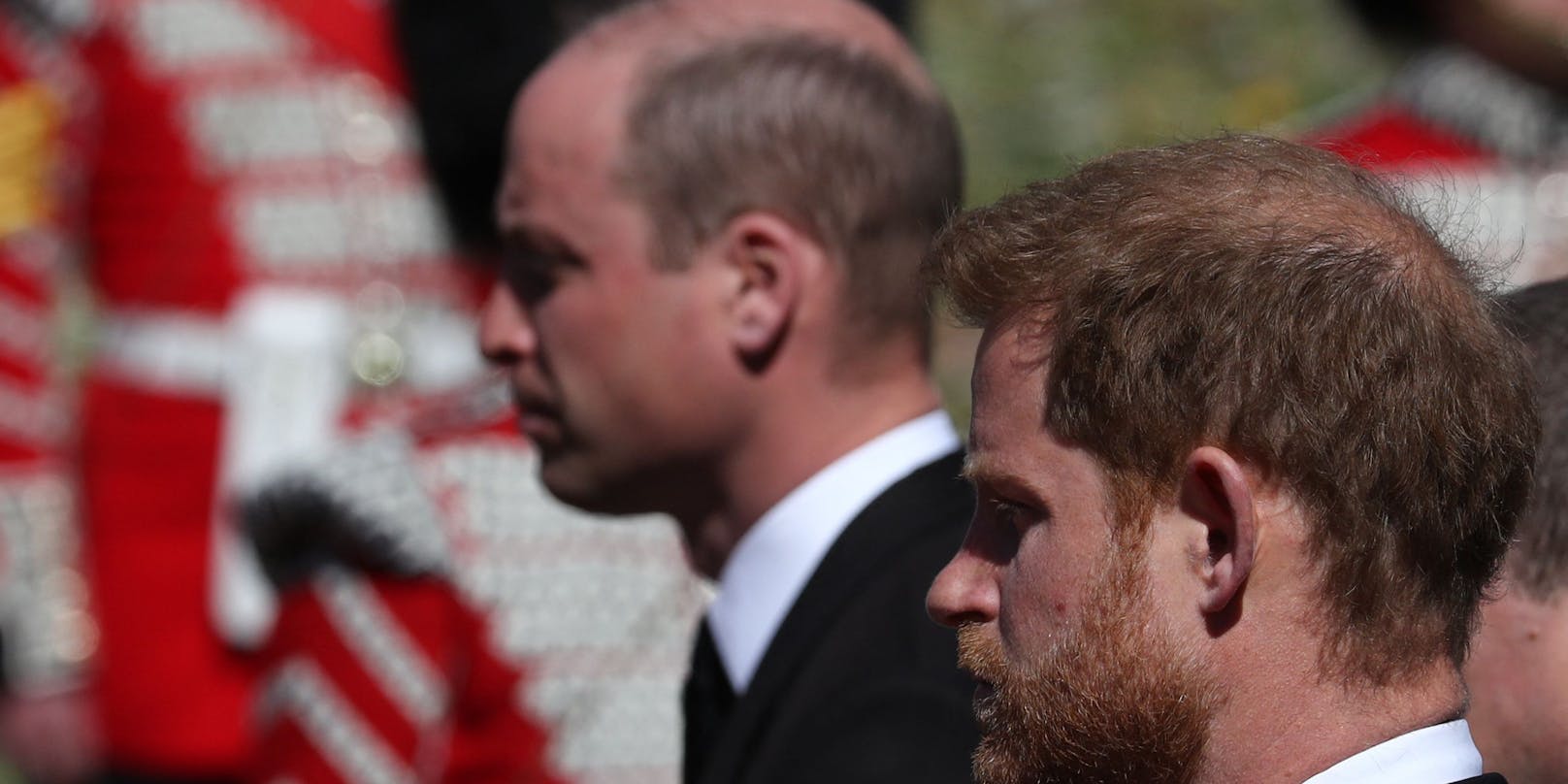 William und Harry nebeneinander. Bei dem Begräbnis von Prinz Philip sprachen beide miteinander.
