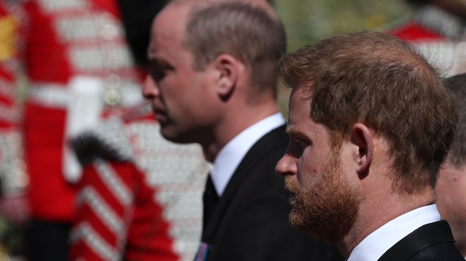 William und Harry nebeneinander. Bei dem Begräbnis von Prinz Philip sprachen beide kurz miteinander.