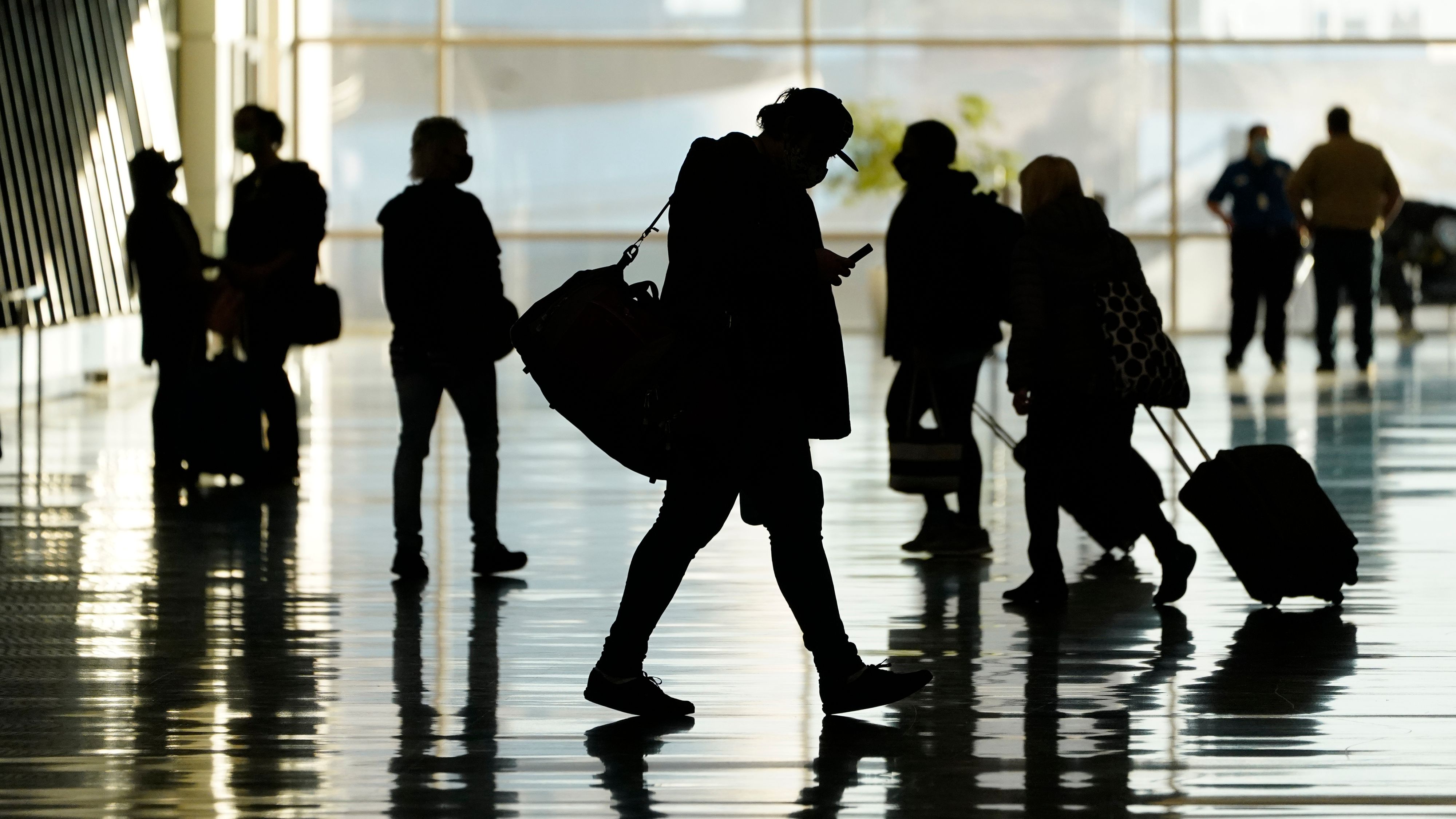 Download von www.picturedesk.com am 18.04.2021 (07:36).  Passengers walk through Salt Lake City International Airport Tuesday, Oct. 27, 2020, in Salt Lake City. The first flights from Concourse B at Salt Lake City International Airport took off today. Concourse B opened with 21 gates to be used by Alaska Airlines, American, Delta, Frontier, JetBlue, Southwest and United. Last month, the majority of the facility officially began operations with Delta Air Lines occupying 25 gates in Concourse A, including six international gates. (AP Photo/Rick Bowmer) - 20201027_PD10005 - Rechteinfo: Rights Managed (RM)