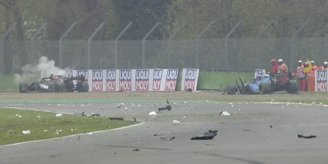 Rote Flagge nach dem Crash zwischen Bottas und Russell.