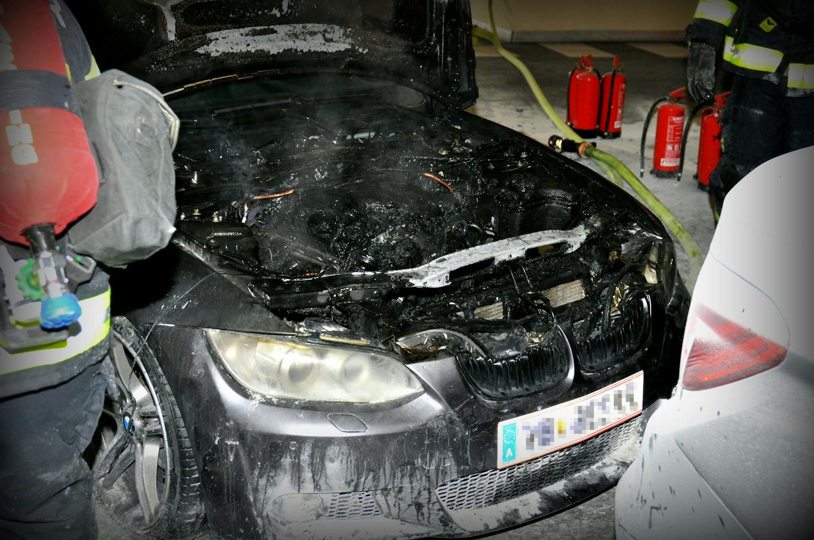 Aus dem Motorraum schlugen plötzlich Flammen. Mit Feuerlöschern konnte das Feuer in Schach gehalten werden.