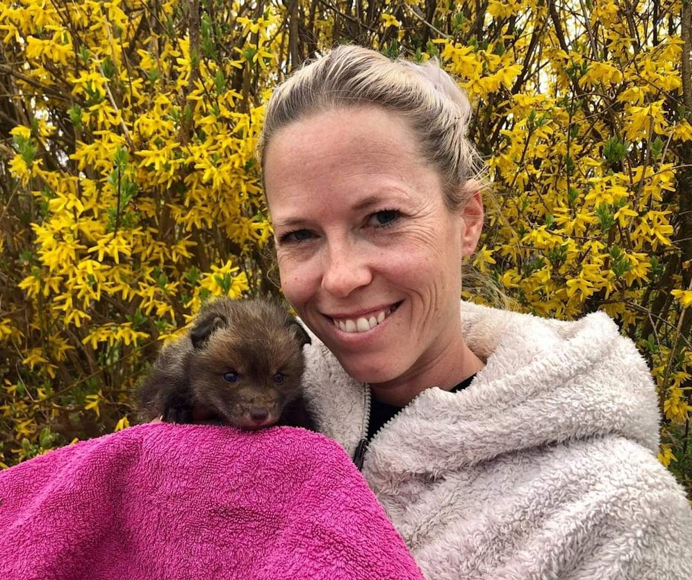 Tierheimmitarbeiterin Angela mit dem Fuchsbaby