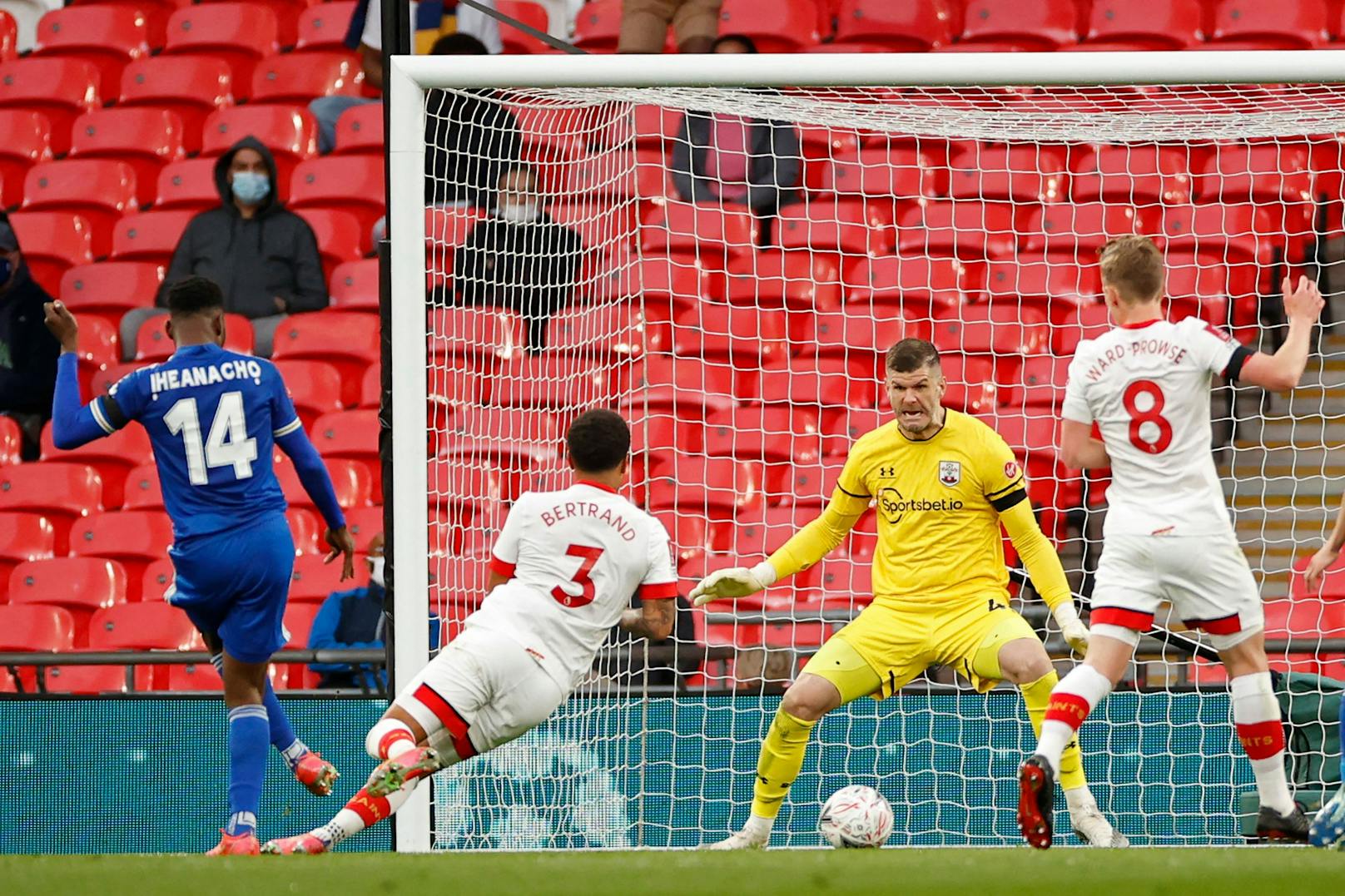 Kelechi Iheanacho schießt Leicester ins Finale.