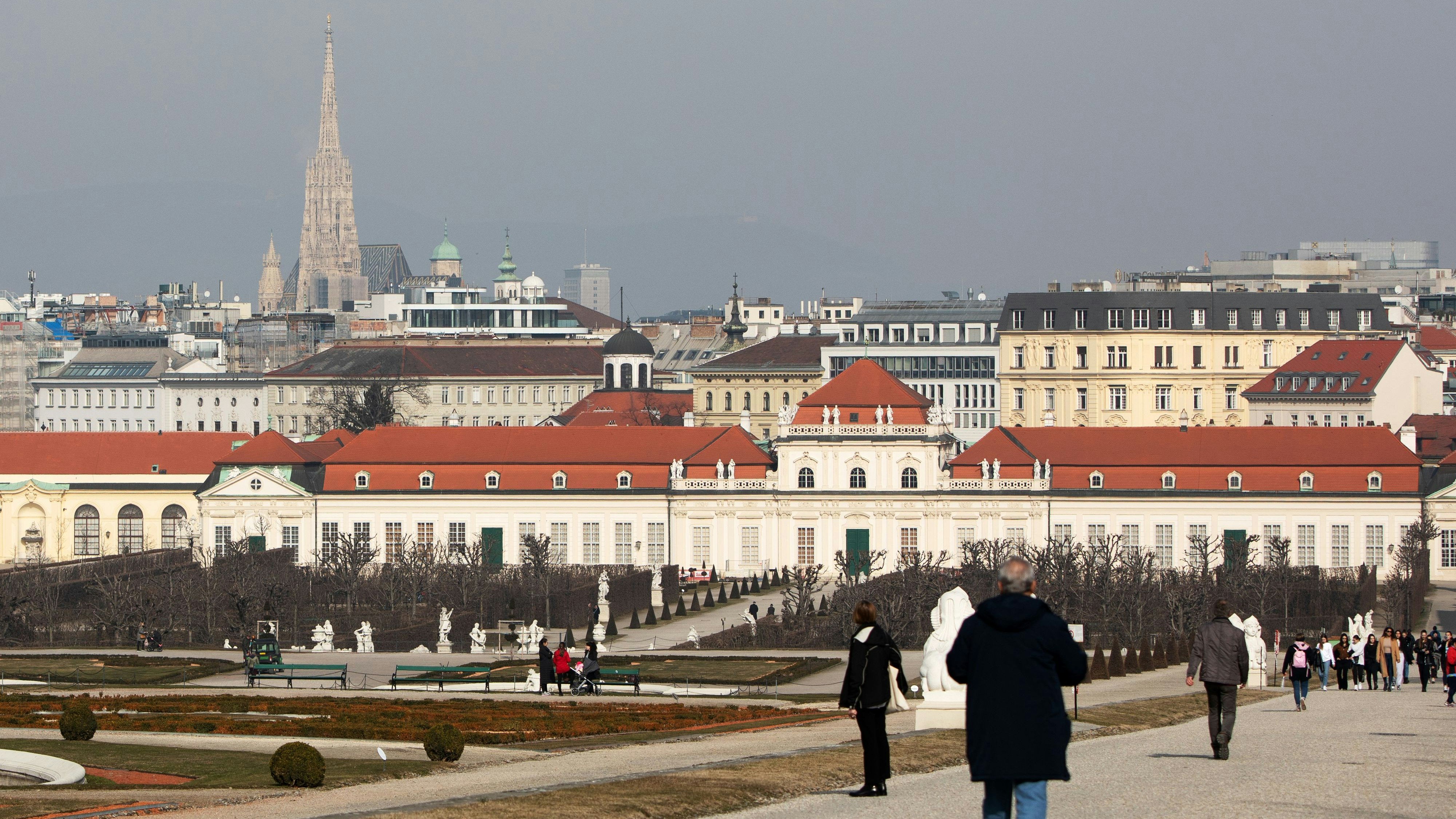 Download von www.picturedesk.com am 18.04.2021 (08:00).  ÖSTERREICH; WIEN; 20210225; Menschen gehen im Park von Oberen Belvedere mit dem Stephansdom im Hintergrund in Wien am 25. Februar 2021. In Österreich steigen die Corona Virus (COVID 19) Infektionszahlen, gleichtzeitig wird über weitere lockerung der Lockdown Massnahmen diskutiert. /// AUSTRIA; VIENNA; 20210225; People walk in the park of Upper Belvedere with St. Stephen's Cathedral in the background in Vienna on February 25, 2021. In Austria, the number of Corona Virus (COVID 19) infections is increasing, at the same time there is a discussion about further easing the lockdown measures. - 20210225_PD4327 - Rechteinfo: Rights Managed (RM)