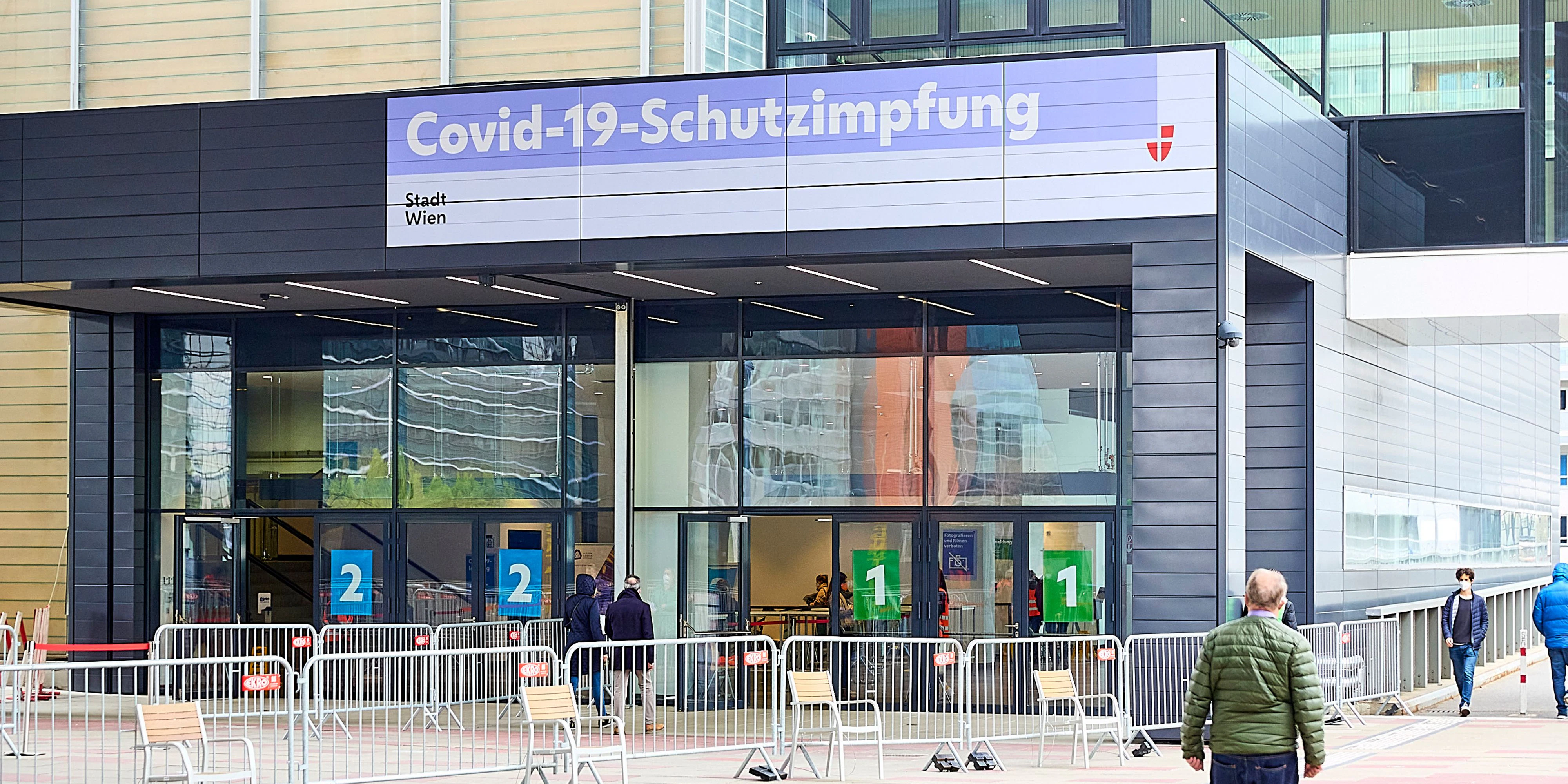 Download von www.picturedesk.com am 18.04.2021 (08:19).  (210416) -- VIENNA, April 16, 2021 (Xinhua) -- Photo taken on April 16, 2021 shows a view outside Austria's largest COVID-19 vaccination site at the Austria Center in Vienna, Austria. (Photo by Georges Schneider/Xinhua).Xinhua News Agency / eyevine :...http://. - 20210416_PD7561 - Rechteinfo: Rights Managed (RM)