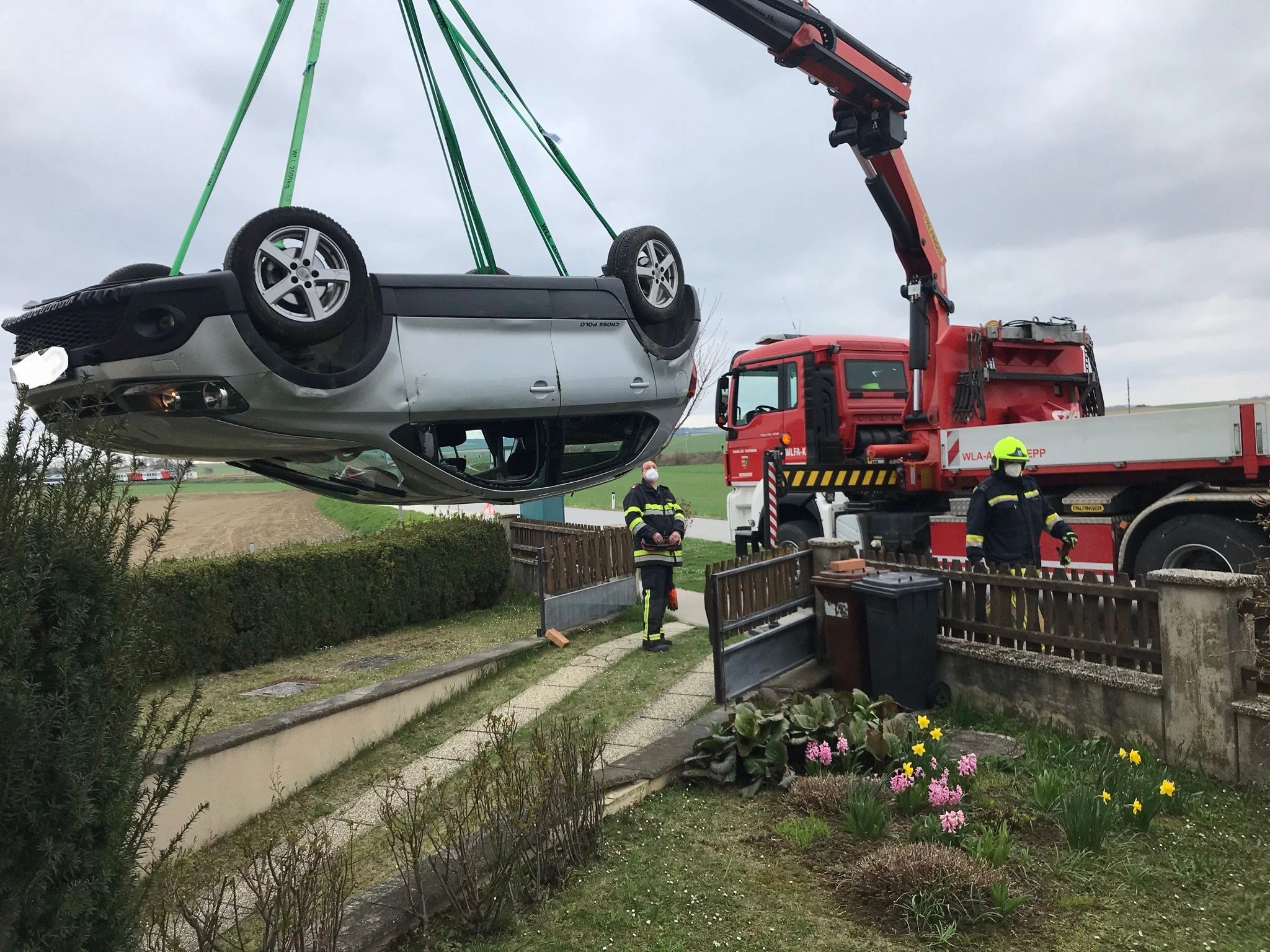 Die Feuerwehr hob das Auto auf die Straße.
