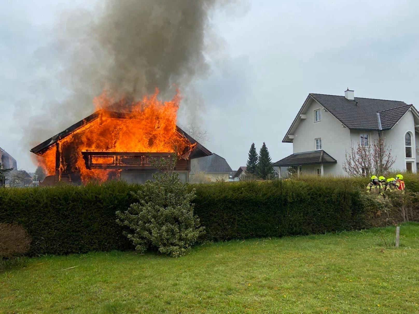 Einfamilienhaus in Flammen, Großeinsatz für Feuerwehr