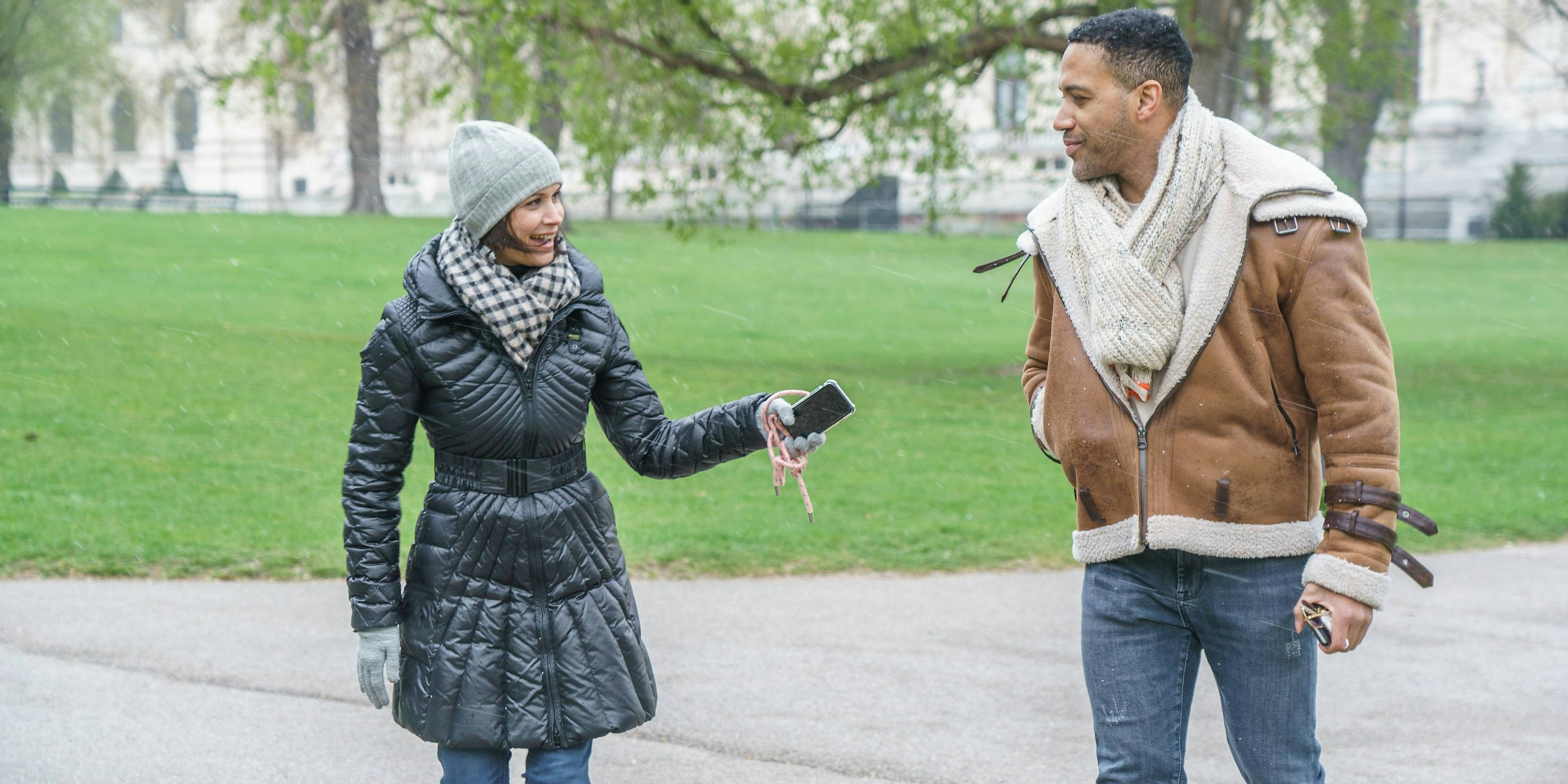 Cesár Sampson und Romina Colerus im Wiener Burggarten.