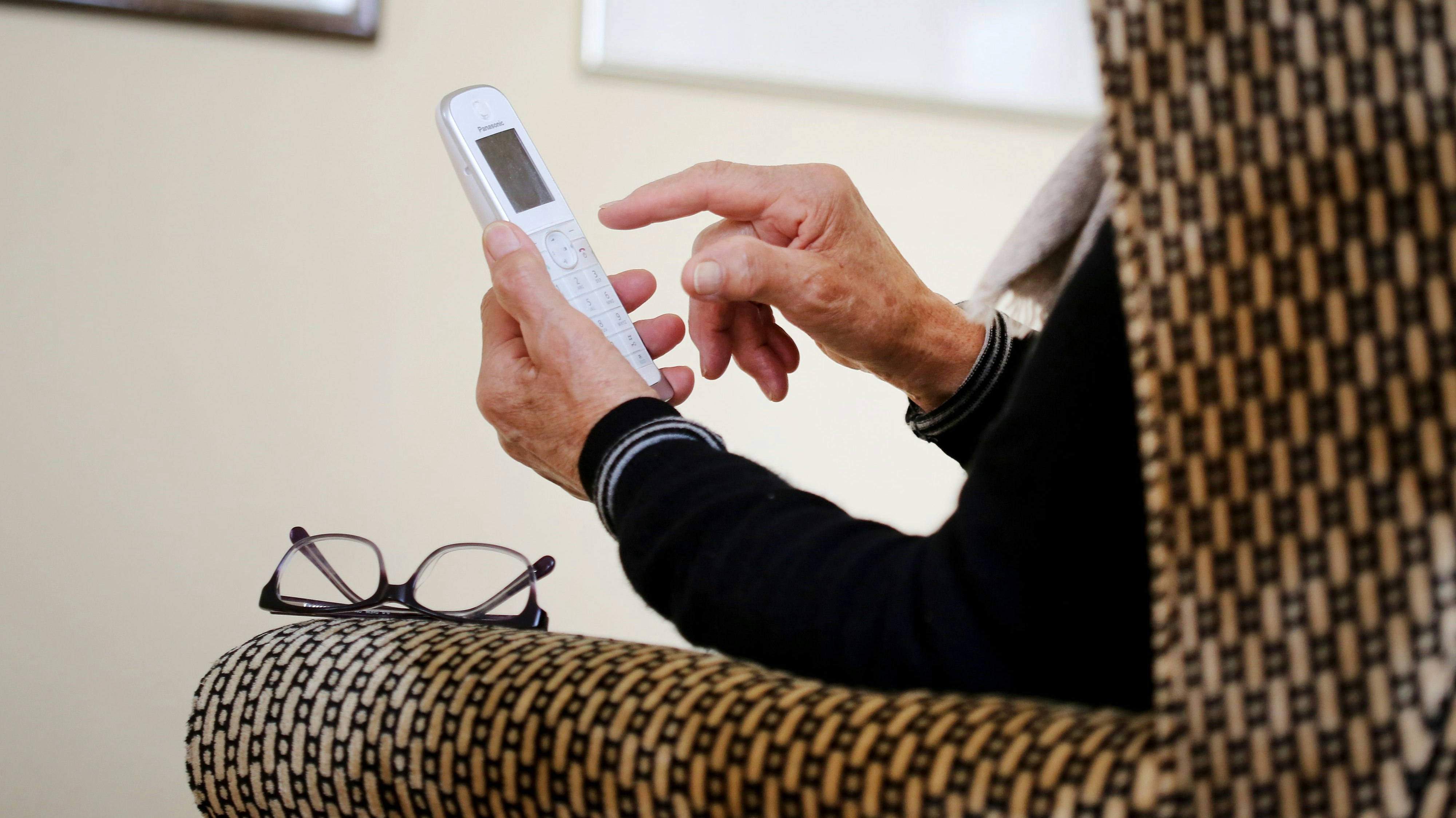 Download von www.picturedesk.com am 18.04.2021 (18:55).  ILLUSTRATION - 10 March 2021, North Rhine-Westphalia, Essen: An elderly lady takes a phone call in her home. Con artists have adapted to the Corona pandemic and are taking advantage of the elderly's fear. They offer alleged Corona vaccinations for at home. (to dpa "Fraud with the Corona fear: Police warns against trick thieves") Photo: Roland Weihrauch/dpa - 20210310_PD12712 - Rechteinfo: Rights Managed (RM)