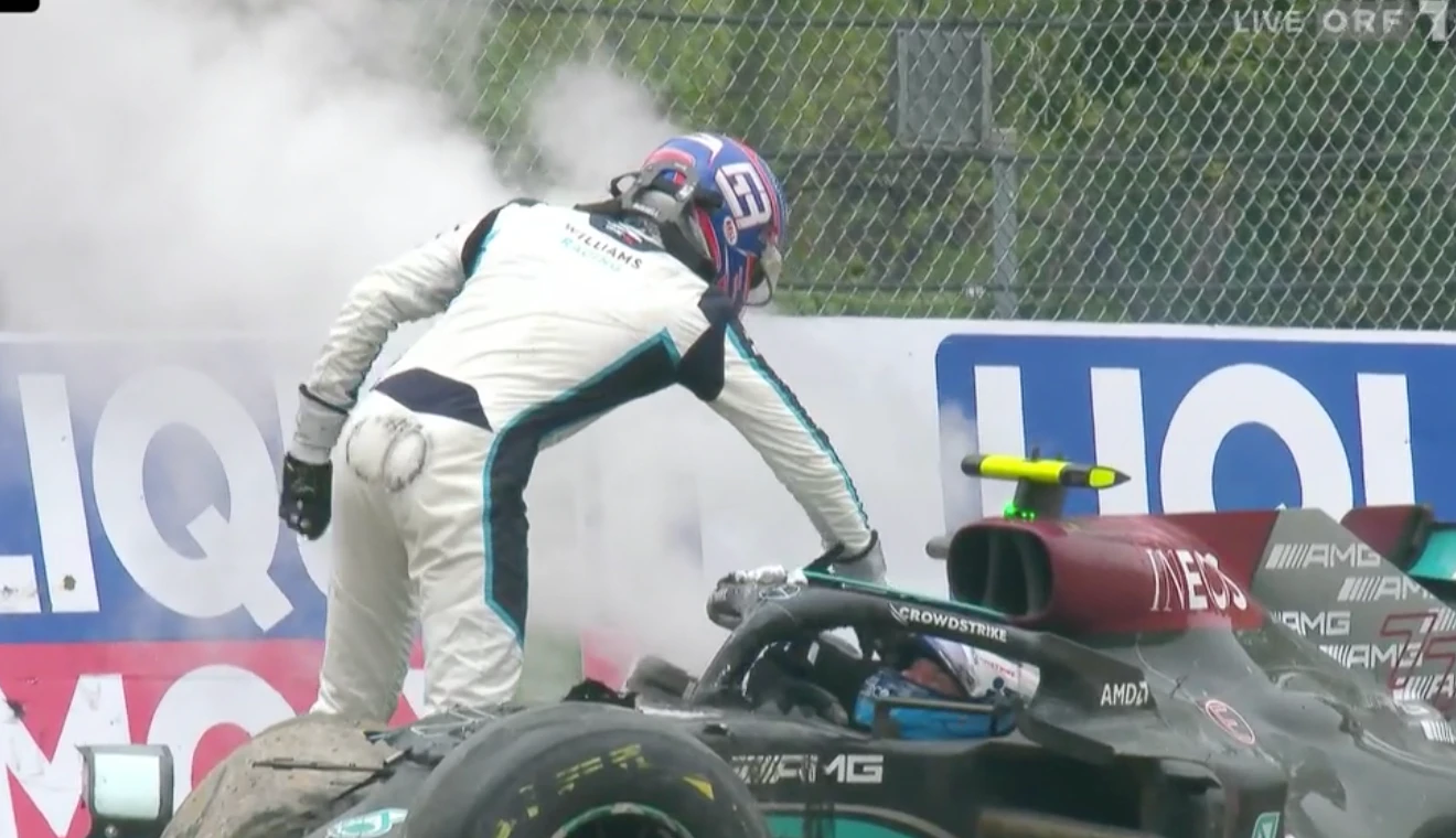 George Russell gibt Valtteri Bottas einen Klaps.