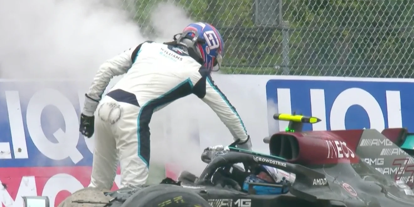 George Russell gibt Valtteri Bottas einen Klaps.