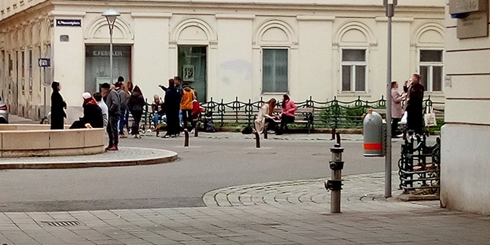 Laut eines Augenzeugen zog man anschließend auf den Mozartplatz weiter.