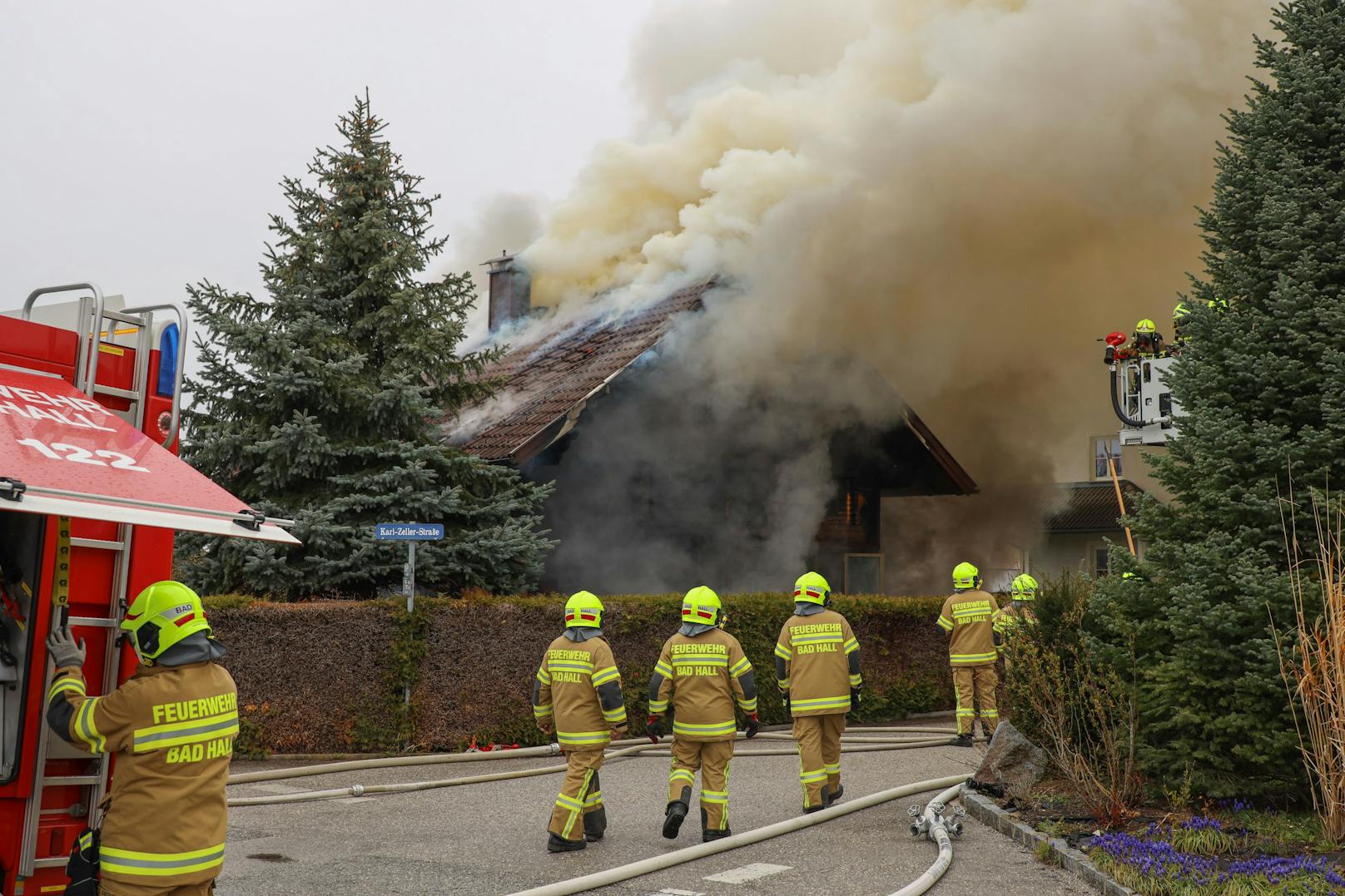 Acht Feuerwehren bekämpften die Flammen des brennenden Hauses.
