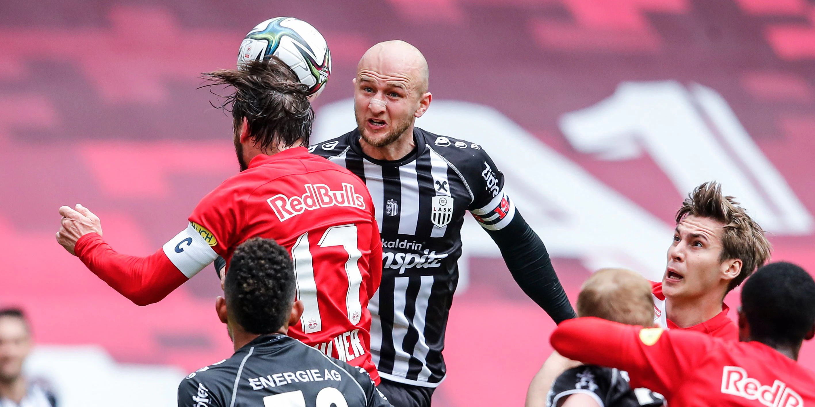 Salzburg im Duell mit dem LASK