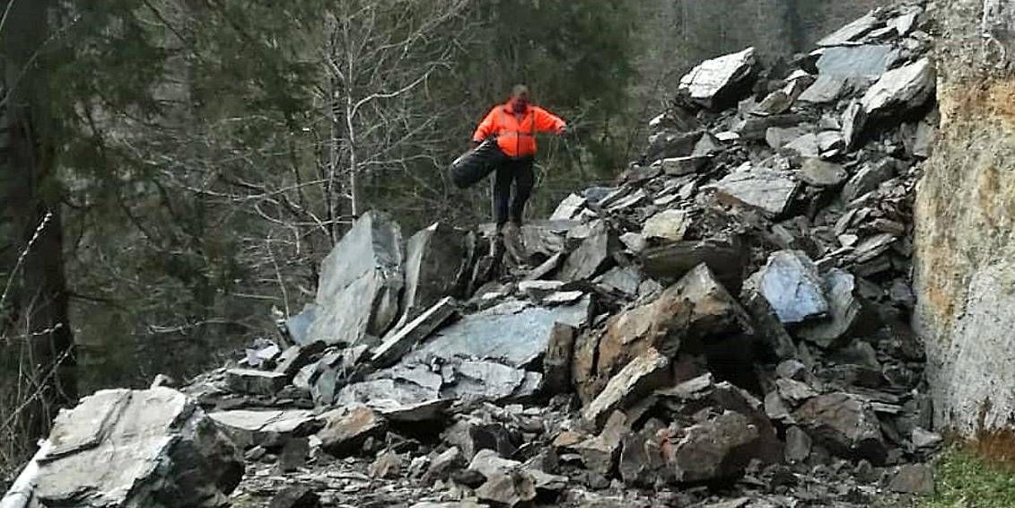 In Taxenbach (S) sind 13 Gemeindebürger wegen eines Felssturzes von der Außenwelt abgeschnitten, darunter auch einige Kinder.